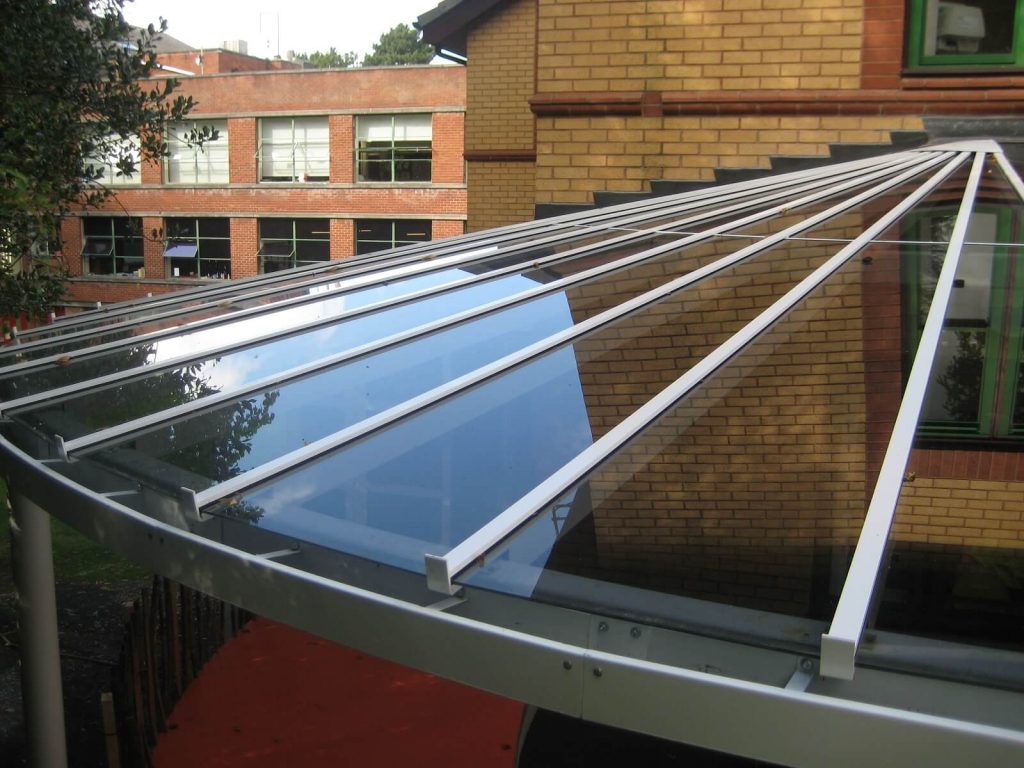 Anti-sun glazing on a white aluminium curved canopy